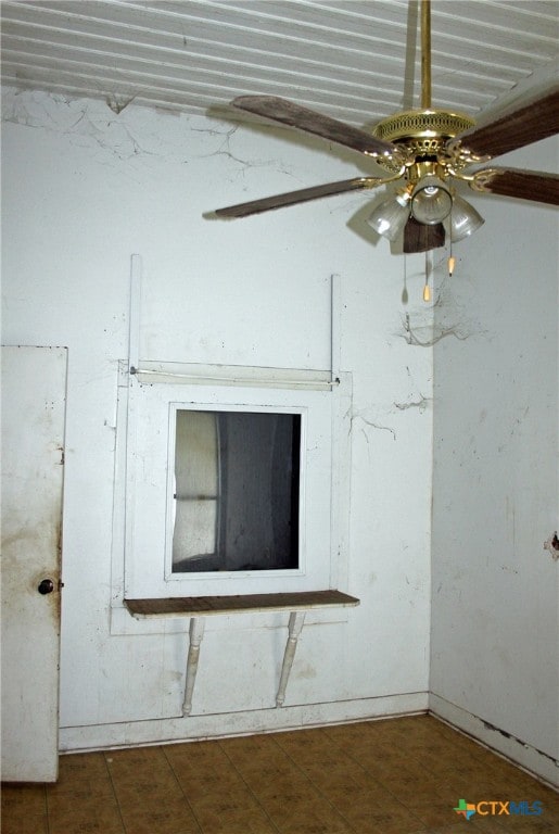 room details with ceiling fan