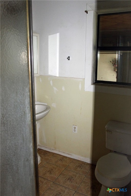 bathroom featuring sink