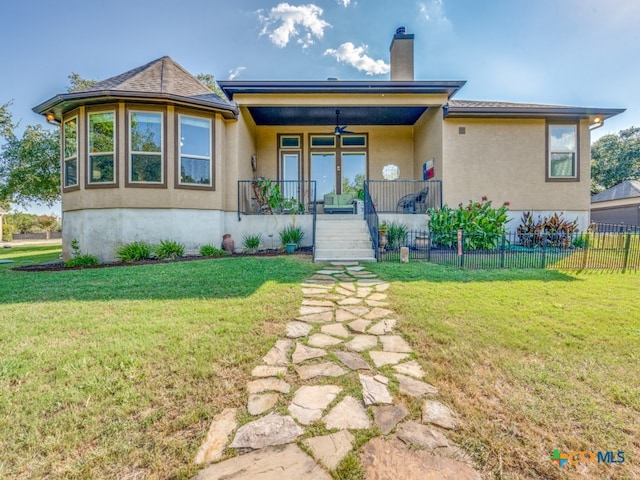 view of front of home with a front lawn, ceiling fan, and covered porch