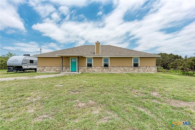 single story home with a front lawn