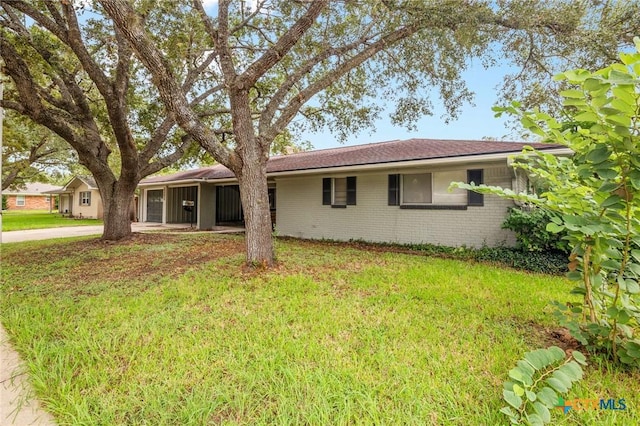 single story home featuring a front yard