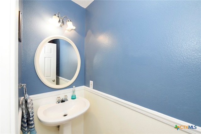 bathroom featuring sink