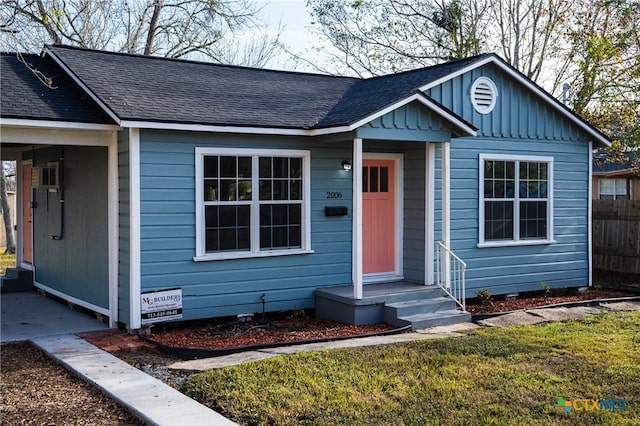 view of front of house featuring a front yard