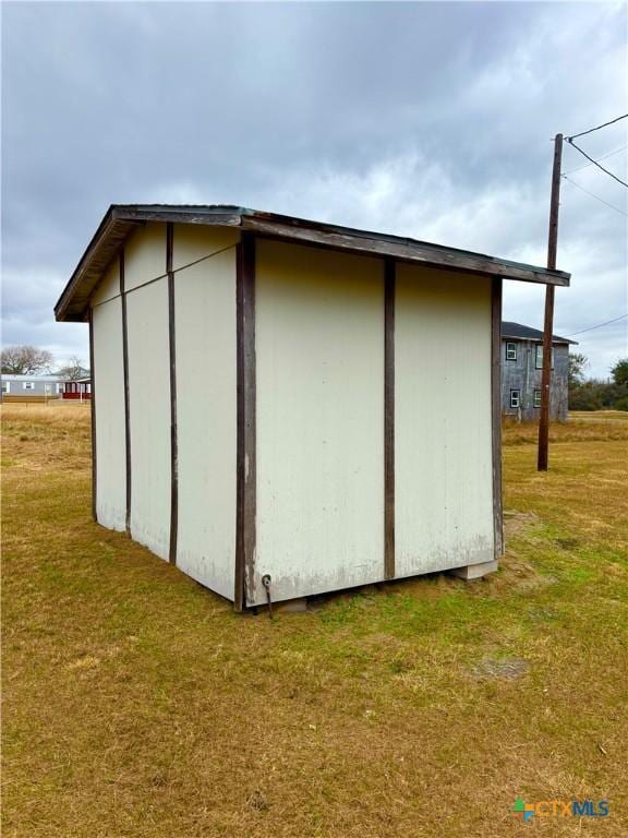 view of outdoor structure with a yard