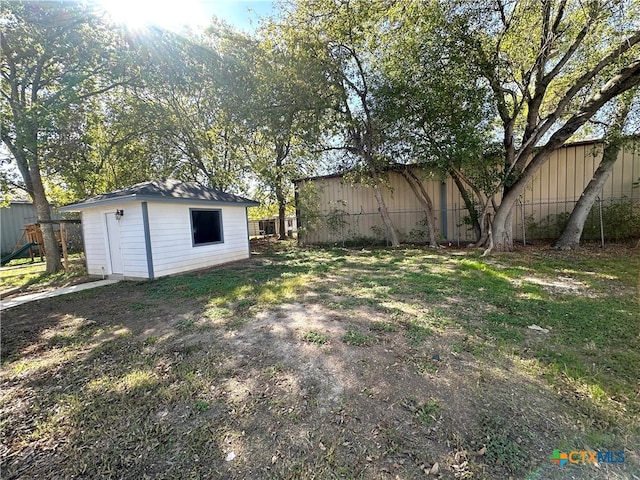 view of yard with an outbuilding