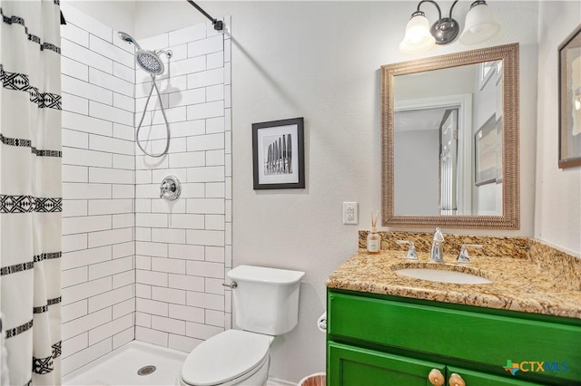 full bath with tiled shower, toilet, and vanity