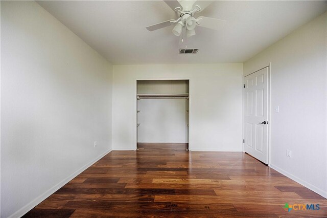 1001 US Highway 77 N, Hallettsville, TX 77964 - unfurnished bedroom featuring wood finished floors, baseboards, a closet, and a ceiling fan