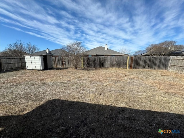 view of yard with a storage shed