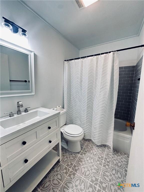 207 Schrimsher St, Yoakum, TX 77995 - bathroom featuring vanity and shower / bath combo