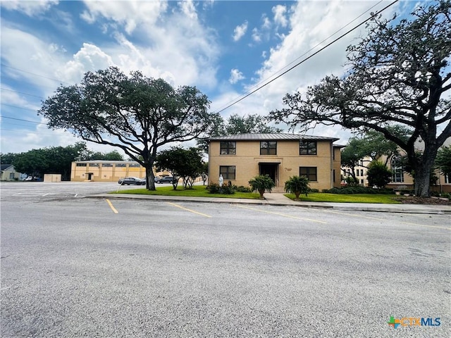 207 Schrimsher St, Yoakum, TX 77995 - view of front of property with uncovered parking