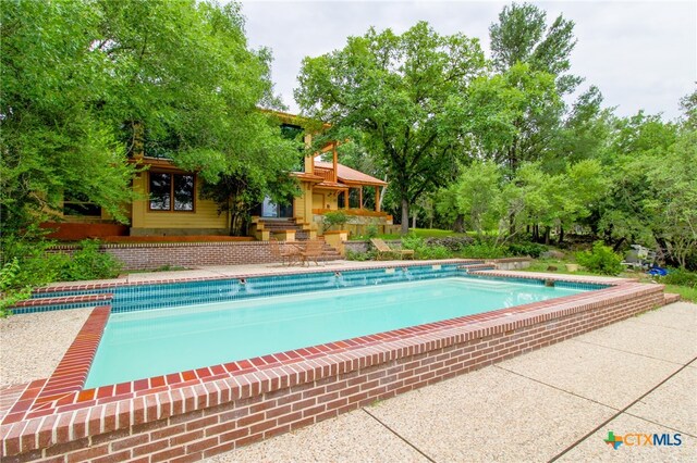 view of swimming pool featuring a patio