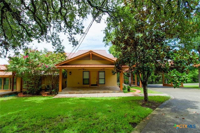 view of front of home featuring a front lawn