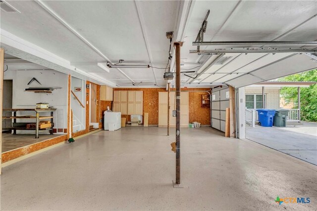 1009 E Robertson Ave, Copperas Cove, TX 76522 - garage featuring a garage door opener