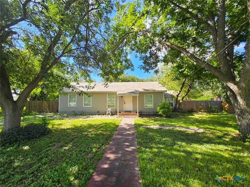 ranch-style house with a front yard