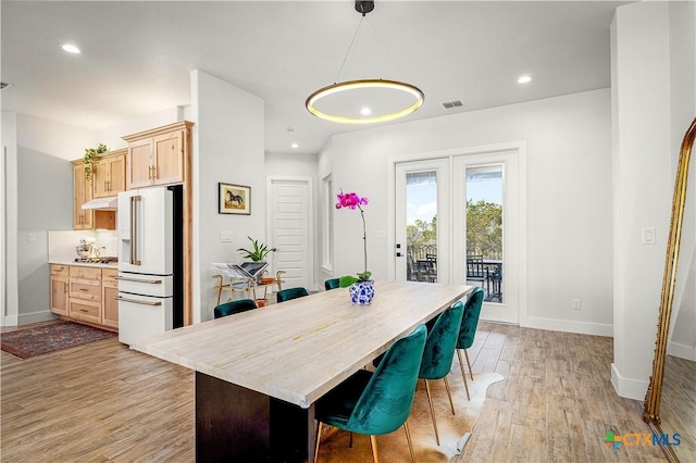 dining area with light wood-type flooring, baseboards, visible vents, and recessed lighting