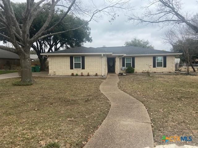 single story home with a front yard