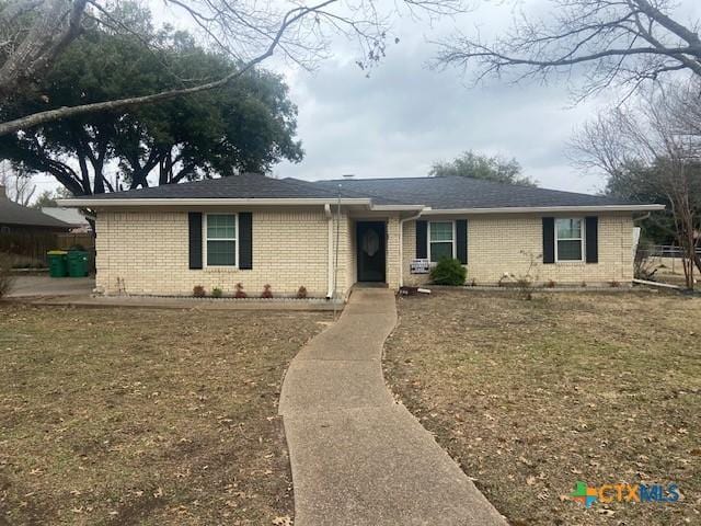 single story home with a front yard