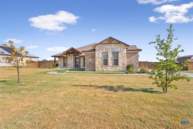 view of front of property featuring a front lawn