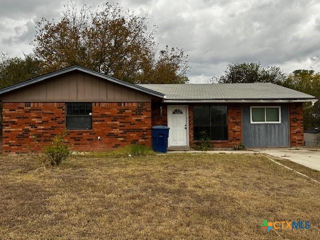 ranch-style house featuring a front lawn