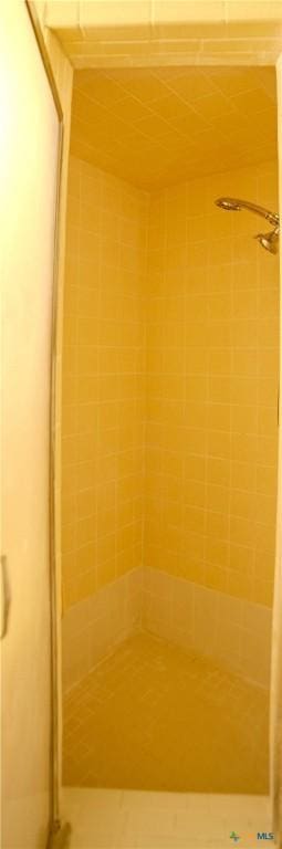 1906 N 60th St, Killeen, TX 76543 - bathroom featuring tiled shower