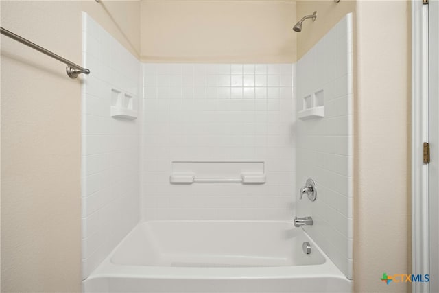 bathroom featuring tiled shower / bath