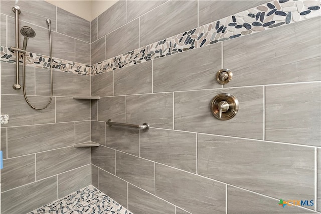 full bathroom featuring tiled shower