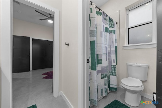 full bath with toilet, curtained shower, ceiling fan, and concrete flooring