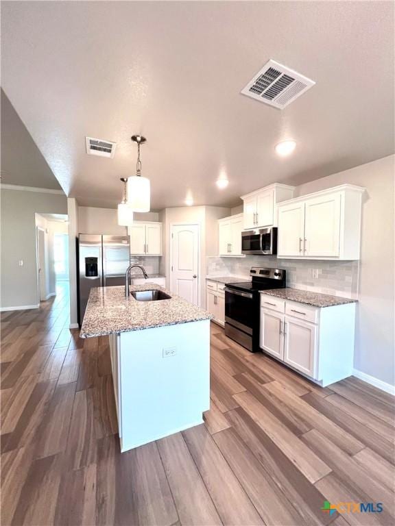 8302 Ridge Crest Dr, Killeen, TX 76542 - kitchen with stainless steel appliances, a sink, white cabinets, baseboards, and dark wood-style floors