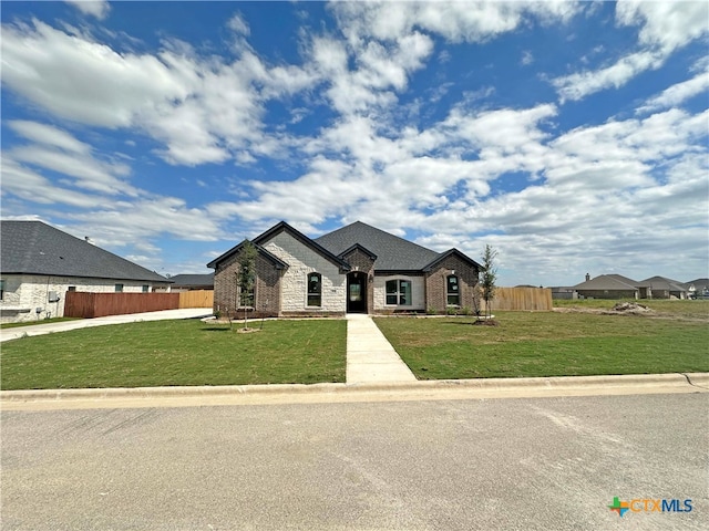 view of front of property featuring a front lawn