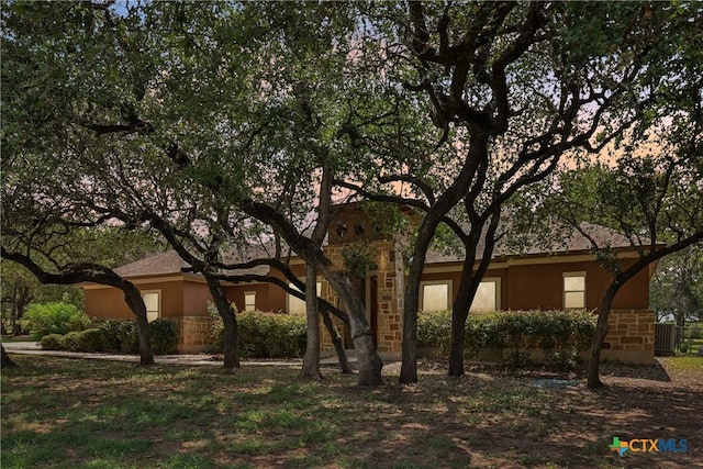 view of front facade featuring stucco siding