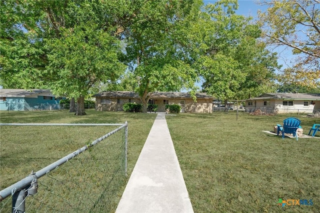 view of front of home featuring a front yard