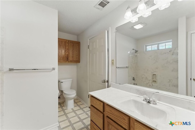 1233 Oakcrest Dr, Pleasanton, TX 78064 - full bath featuring tile patterned floors, vanity, and a shower
