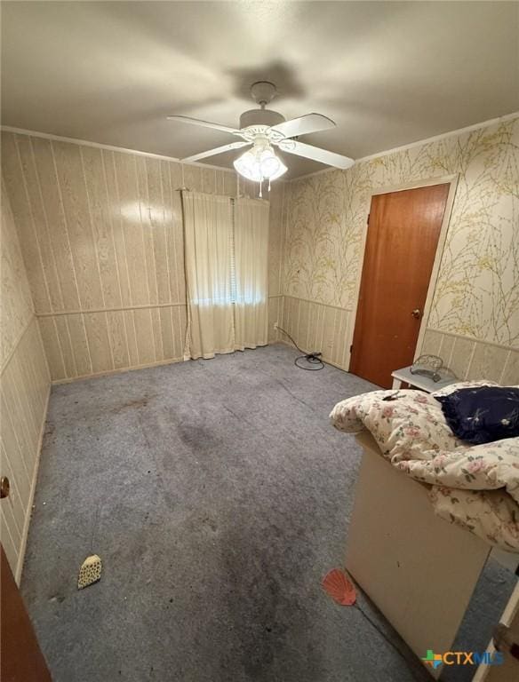 unfurnished bedroom with ceiling fan, carpet floors, and wallpapered walls