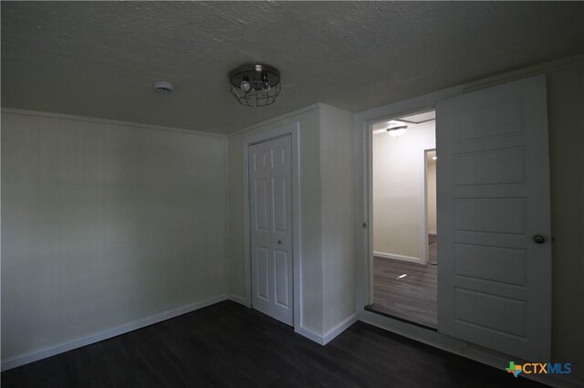 314 Huerta St, San Antonio, TX 78207 - bonus room featuring baseboards, dark wood-style flooring, and a textured ceiling
