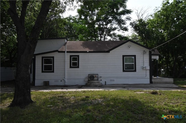 314 Huerta St, San Antonio, TX 78207 - view of front of property featuring a shingled roof, a front yard, and crawl space
