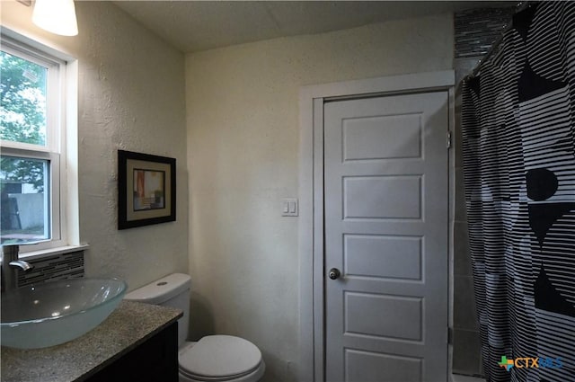 314 Huerta St, San Antonio, TX 78207 - bathroom with toilet, a shower with shower curtain, and vanity
