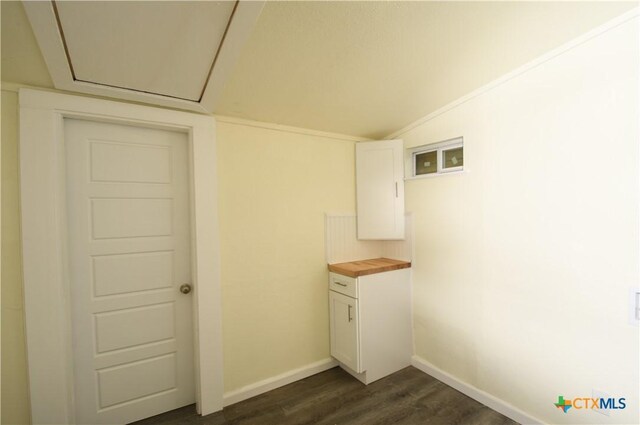 314 Huerta St, San Antonio, TX 78207 - clothes washing area featuring dark wood-style flooring and baseboards