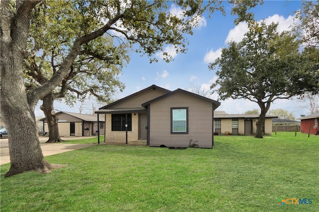 view of front facade with a front yard