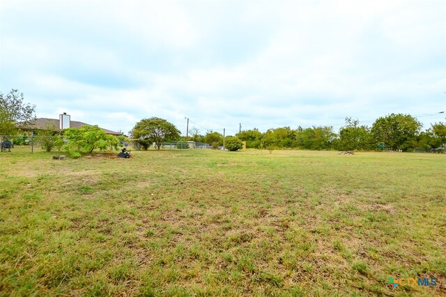 view of yard featuring a rural view