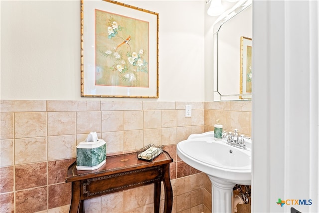 bathroom featuring tile walls