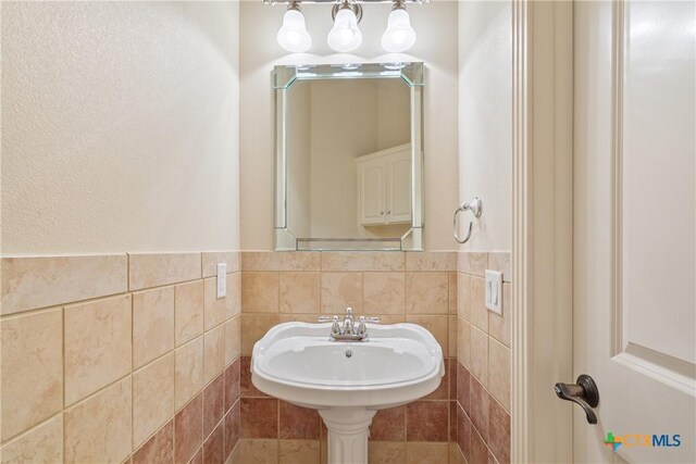 bathroom with tile patterned floors, vanity, ceiling fan, and toilet