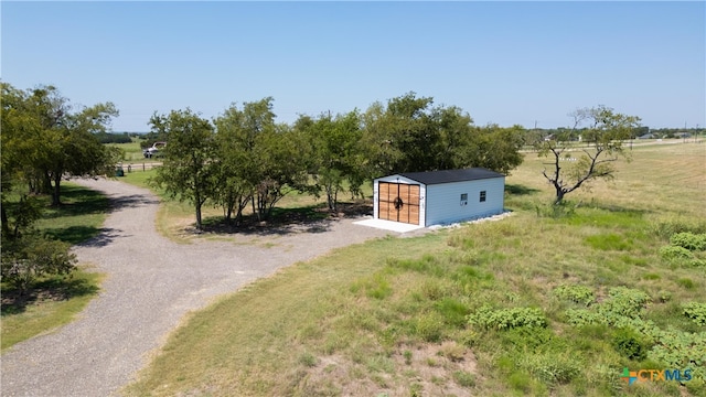 view of yard featuring a rural view and an outdoor structure