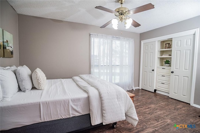 bedroom featuring baseboards, a textured ceiling, wood finished floors, and a ceiling fan