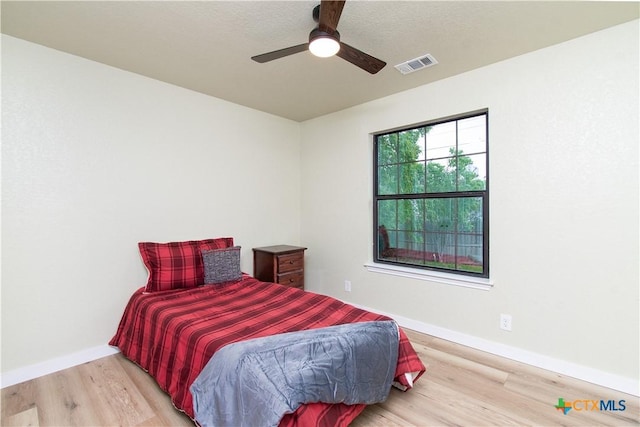 3918 Trinity Dr, Temple, TX 76504 - bedroom with wood finished floors, baseboards, and ceiling fan