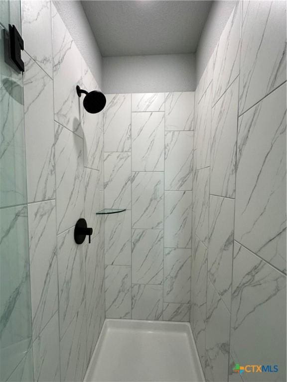 bathroom featuring tiled shower