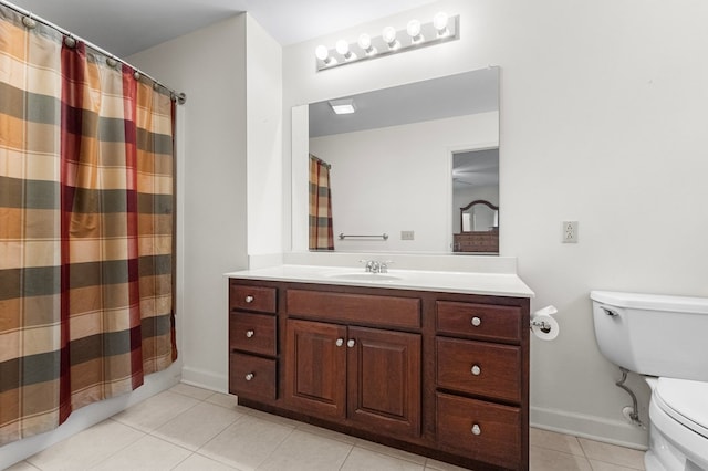 bathroom featuring a shower with shower curtain, vanity, and toilet