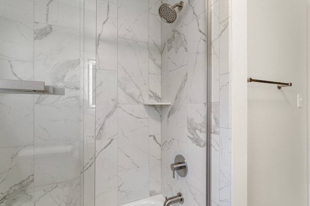 bathroom featuring tiled shower / bath combo