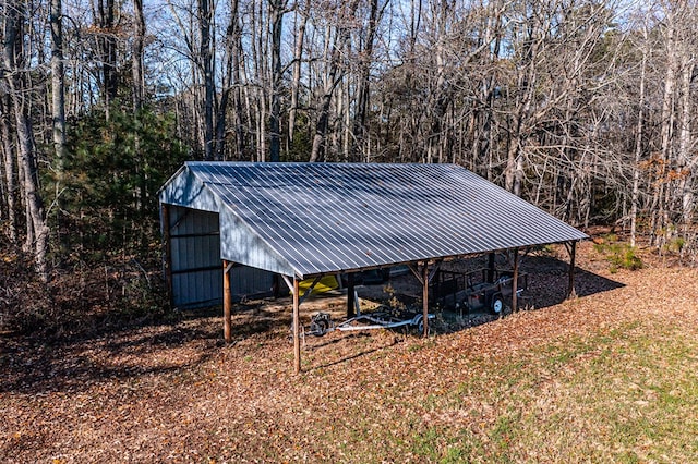 view of yard with an outbuilding