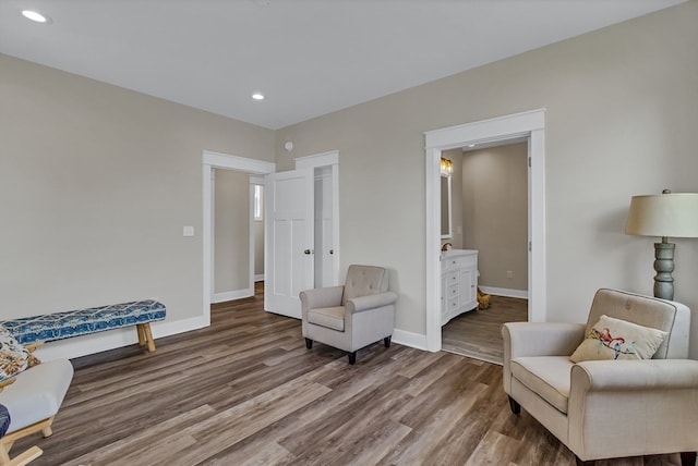 living area featuring recessed lighting, baseboards, and wood finished floors