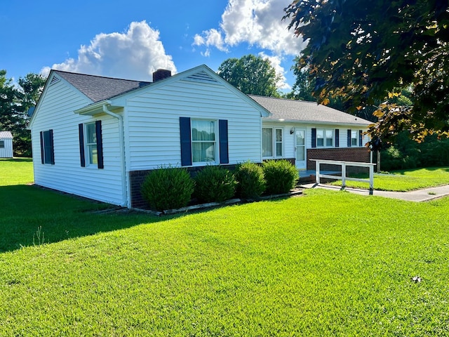 ranch-style house featuring a front lawn